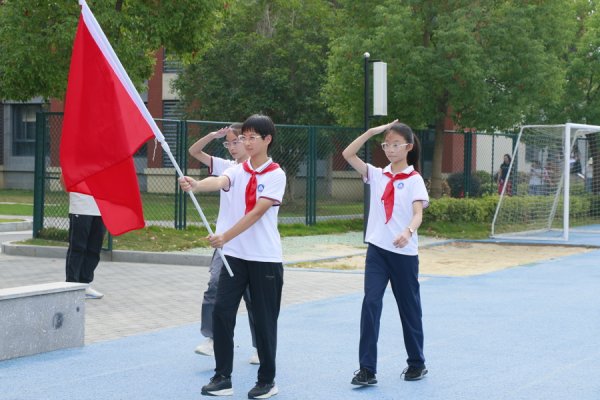 上陽網(wǎng) 強(qiáng)國復(fù)興有我！華政附校少年的換巾儀式，是青春最燃的打開方式